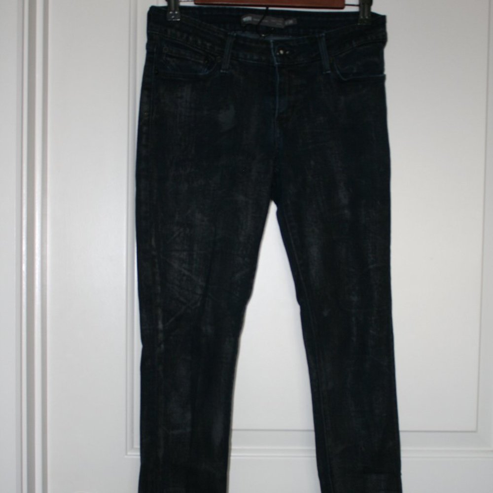 Levis Demi Curve with metalic marks